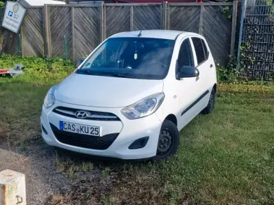 Gebraucht Hyundai i10 69 PS (50 kW) 2012 Weiß Kleinwagen