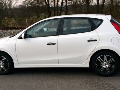 Gebraucht Hyundai i30 Edition 90 PS (66 kW) 2011 Weiß Limousine