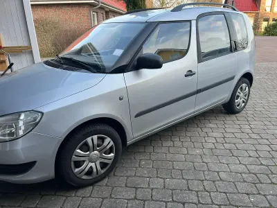 Gebraucht Skoda Roomster 69 PS (50 kW) 2013 Silber Van / Kleinbus