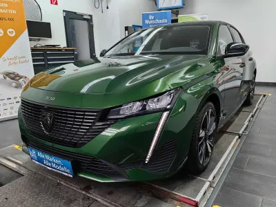 Gebraucht Peugeot 308 Allure 131 PS (96 kW) 2022 Lackierung olivgrün/typ aussen Limousine