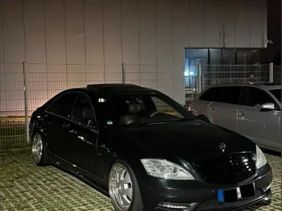 Używany Mercedes S500 435 KM (319 kW) 2011 Czarny Sedan/Limuzyna