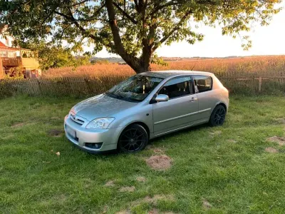 Używany Toyota Corolla 97 KM (71 kW) 2005 Srebrny Sedan/Limuzyna
