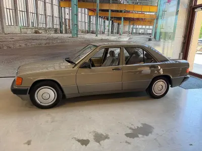 Używany Mercedes 190 118 KM (86 kW) 1989 Beżowy Sedan/Limuzyna