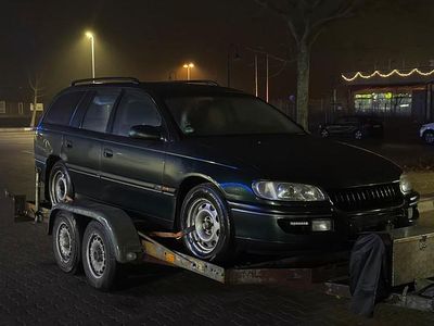 Grün Gebraucht 1995 Opel Omega Kombi | 3.900 €
