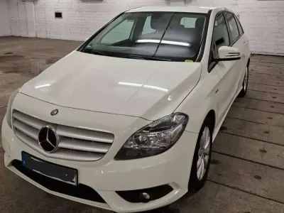 Gebraucht Mercedes B180 122 PS (89 kW) 2012 Weiß Van / Kleinbus