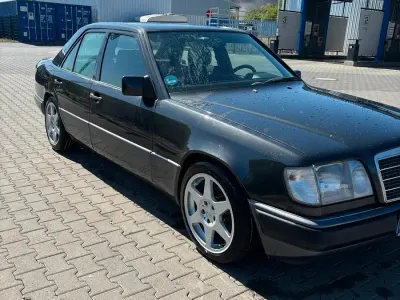 Gebraucht Mercedes E200 136 PS (100 kW) 1993 Schwarz Limousine