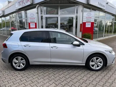 Używany VW Golf VIII Life 150 KM (110 kW) 2023 Srebrny Sedan/Limuzyna