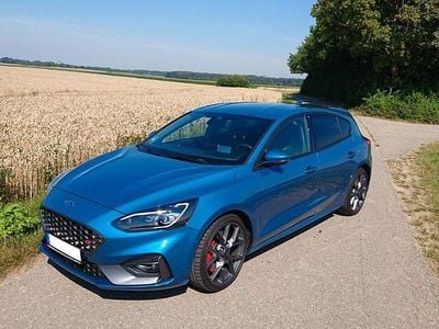 Blau Gebraucht 2020 Ford Focus ST Limousine | 17.250 € (Guter Preis)
