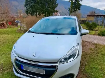 Gebraucht Peugeot 208 110 PS (80 kW) 2016 Weiß Kleinwagen