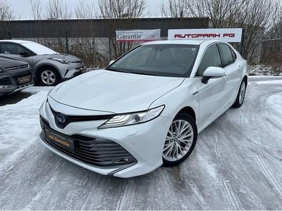 Weiß Gebraucht 2020 Toyota Camry Hybrid Executive Limousine | 27.900 €