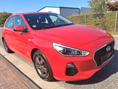 Gebraucht Hyundai i30 Pure 101 PS (74 kW) 2017 Rot Limousine