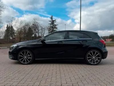 Gebraucht Mercedes A180 122 PS (89 kW) 2015 Schwarz Kleinwagen