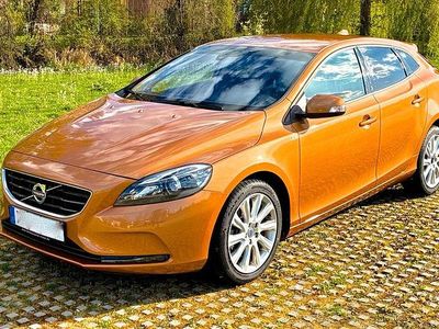 Second-hand Volvo V40 177 CP (130 kW) 2012 Auriu Hatchback