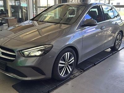 Grau Gebraucht 2021 Mercedes B200 Progressive Van / Kleinbus | 23.490 € (Fairer Preis)