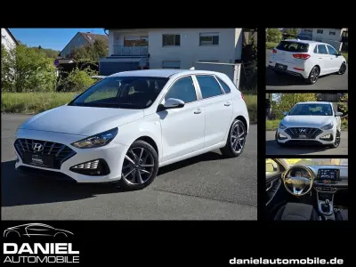 Gebraucht Hyundai i30 Trend 120 PS (88 kW) 2022 Sonderlackierung atlas white Limousine