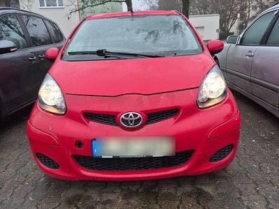 Gebraucht Toyota Aygo 68 PS (50 kW) 2009 Rot Kleinwagen