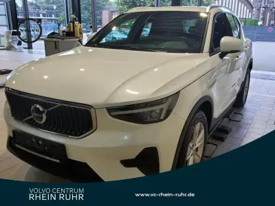 Gebraucht Volvo XC40 Core 163 PS (119 kW) 2023 Weiß crystal white / metallic SUV