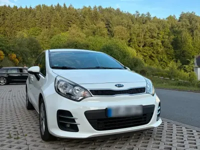 Gebraucht Kia Rio 109 PS (80 kW) 2016 Weiß Kleinwagen