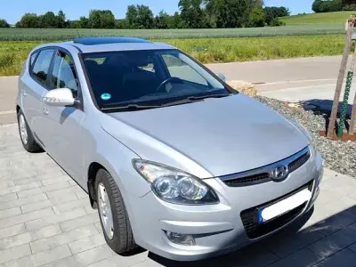 Używany Hyundai i30 Comfort 109 KM (80 kW) 2009 Srebrny Sedan/Limuzyna