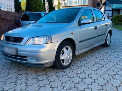 Usata Opel Astra Elegance 75 CV (55 kW) 1998 Argento Berlina
