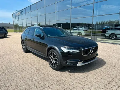 Używany Volvo V90 CC Pro 235 KM (172 kW) 2018 Czarny Kombi