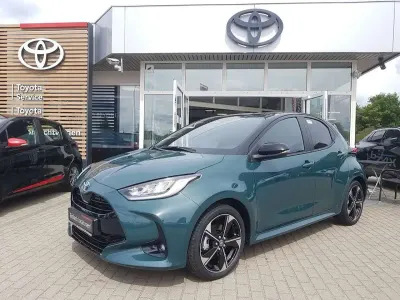 Neu Toyota Yaris Lounge 131 PS (96 kW) 2026 Ever rest green / dach schwarz Kleinwagen