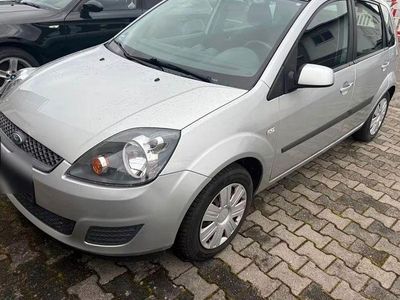 Gebraucht Ford Fiesta Ambiente 80 PS (58 kW) 2008 Silber Kleinwagen