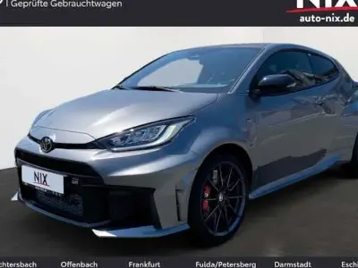 Używany Toyota Yaris 280 KM (205 kW) 2024 Srebrny Sedan/Limuzyna