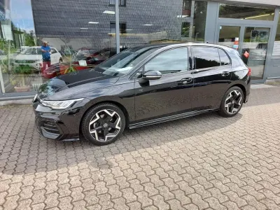 Gebraucht VW Golf VIII R-line 150 PS (110 kW) 2025 Schwarz Limousine