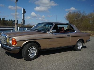 Gebraucht Mercedes 230 136 PS (100 kW) 1983 Gold Coupé