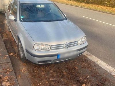 Grau Gebraucht 2000 VW Golf IV Kleinwagen | 2.100 €
