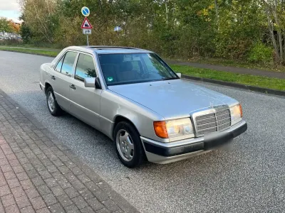 Gebraucht Mercedes E200 136 PS (100 kW) 1993 Silber Limousine