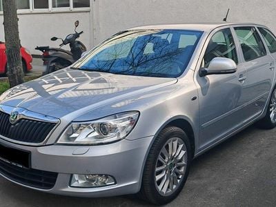 Gebraucht Skoda Octavia LAURIN & KLEMENT 140 PS (102 kW) 2012 Silber Kombi
