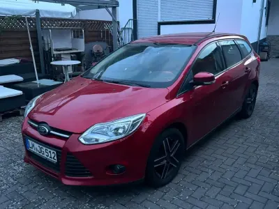 Usado Ford Focus 100 CV (73 kW) 2014 Rojo Familiar