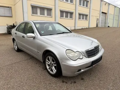 Second-hand Mercedes C200 Classic 116 CP (85 kW) 2002 Argintiu Berlinǎ