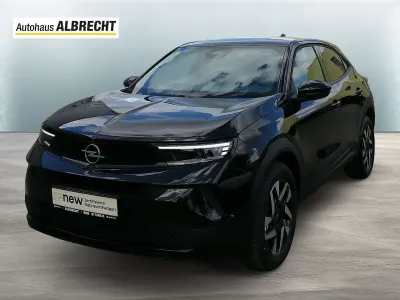 Neu Opel Mokka Elegance 131 PS (96 kW) 2025 Lackierung schwarz perla nera/ SUV
