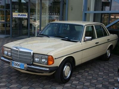 Beige Gebraucht 1976 Mercedes 200 Limousine | 7.000 €
