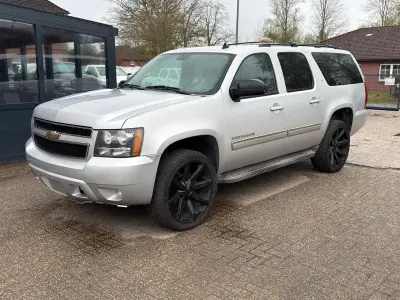 Używany Chevrolet Suburban 314 KM (230 kW) 2011 Srebrny SUV