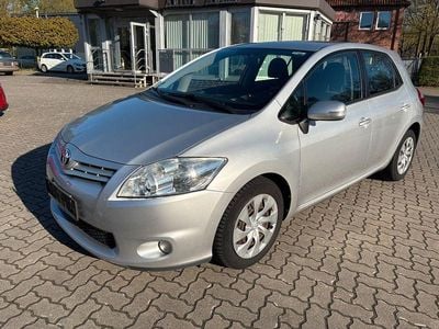 Second-hand Toyota Auris Life 99 CP (72 kW) 2012 Argintiu Berlinǎ