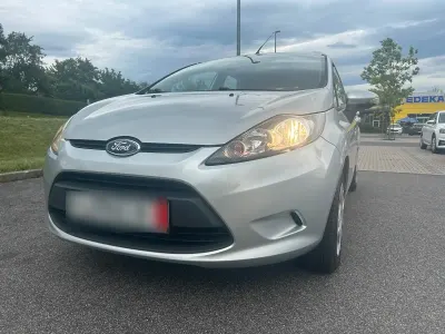 Gebraucht Ford Fiesta 82 PS (60 kW) 2010 Silber Kleinwagen