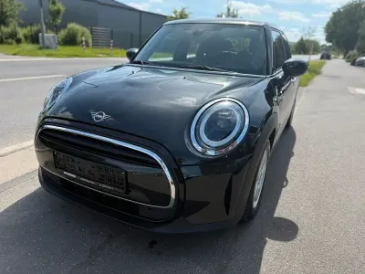 Gebraucht Mini Cooper Essential 136 PS (100 kW) 2023 Schwarz Kleinwagen