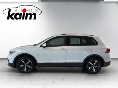 Gebraucht VW Tiguan Active 150 PS (110 kW) 2022 Oryxweiß perlmutteffekt (metallic) SUV