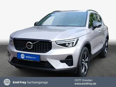 Neu Volvo XC40 Plus 163 PS (119 kW) 2026 Silber SUV
