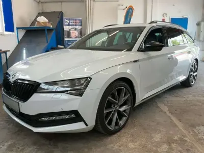 Gebraucht Skoda Superb SportLine 190 PS (139 kW) 2022 Bila moon/moon white Kombi