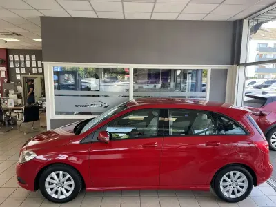Gebraucht Mercedes B180 122 PS (89 kW) 2014 Rot Kleinwagen