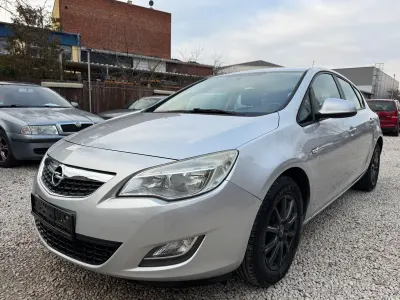 Gebraucht Opel Astra Edition 116 PS (85 kW) 2010 Silber Limousine