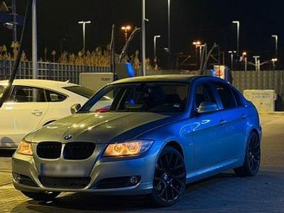 Begagnad BMW 318 143 HK (105 kW) 2009 Blå Sedan