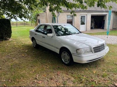 Gebraucht Mercedes C180 122 PS (89 kW) 1994 Weiß Limousine