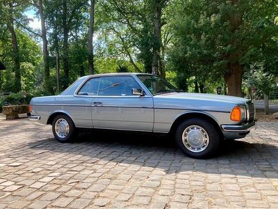 Usata Mercedes 230 136 CV (100 kW) 1981 Blu Coupé