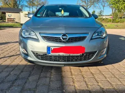 Używany Opel Astra Edition 140 KM (102 kW) 2012 Szary Sedan/Limuzyna
